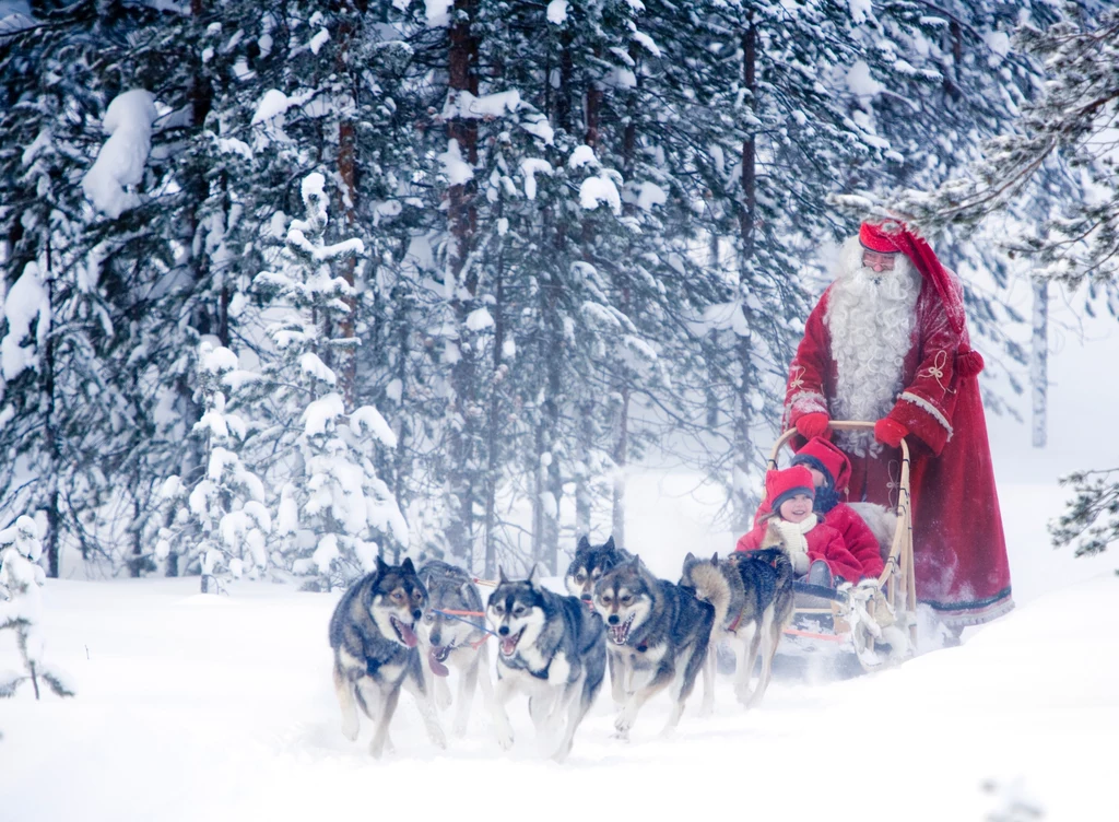 W Rovaniemi można spotkać św. Mikołaja, przejechać się owym zaprzęgiem, podziwiać piękno lokalnej przyrody i odwiedzić okoliczne farmy reniferów. Atrakcji jest tam sporo, a z Polski wystartowało nowe połączenie bezpośrednie.