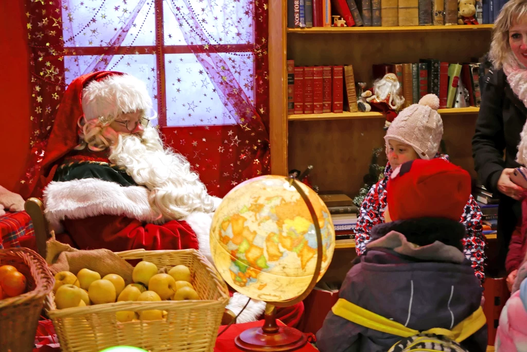 Święty Mikołaj ukrywa się w jaskini! Jaskinia Świętego Mikołaja w Montreux Noël to wprawdzie niewielka przestrzeń, ale panujący tam świąteczny klimat przyciąga turystów z całego świata. Aby dotrzeć do zimowej rezydencji Świętego Mikołaja, należy wsiąść do jednego z pociągów w Montreux, który kieruje się na stację „Dom Świętego Mikołaja”. Święty Mikołaj ukrywa się w jaskini! Jaskinia Świętego Mikołaja w Montreux Noël to wprawdzie niewielka przestrzeń, ale panujący tam świąteczny klimat przyciąga turystów z całego świata. Aby dotrzeć do zimowej rezydencji Świętego Mikołaja, należy wsiąść do jednego z pociągów w Montreux, który kieruje się na stację „Dom Świętego Mikołaja”.