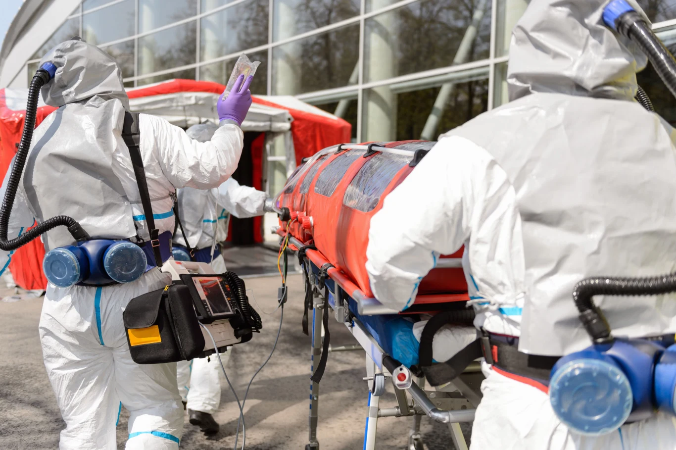 Pacjenci z podejrzeniem Eboli zostali przetransportowani do szpitala Pacjenci z podejrzeniem Eboli zostali przetransportowani do szpitala