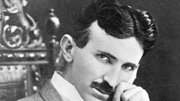 Nikola Tesla (1856-1943 r.)

Amerykański inżynier serbskiego pochodzenia, o którym słyszał chyba każdy. Wizjoner i odkrywca, który dzięki swoim wynalazkom wyprzedził epokę, w której przyszło mu żyć. Elektryczność była jego obsesją. To dzięki niemu mamy silniki elektryczne, prądnice prądu przemiennego, autotransformatory, dynama rowerowe, elektrownie wodne, baterie słoneczne, turbiny talerzowe, transformator Tesli, świetlówki czy wreszcie… radio. Okazało się, że Guglielmo Marconi, znany większości jako zdobywca Nagrody Nobla za wynalezienie radia, wykorzystał w swoim wynalazku patenty Tesli. Dopiero w 1943 r. Sąd Najwyższy Stanów Zjednoczonych przyznał prawa patentowe właściwemu wynalazcy. Niestety, mało kto o tym wie.

O ile życiorys Tesli świetnie nadawałby się na scenariusz filmu sensacyjnego, to jako bohater romansu wypadłby marnie. Ten przystojny wąsacz, choć cieszył się powodzeniem u kobiet, to do końca życia pozostał kawalerem. Nie ma też czemu się dziwić: wszak, jak znaleźć czas na kobiety i seks, kiedy zajmujesz się genialnymi odkryciami? Dodatkowo, przy jego licznych dziwactwach wybranka musiałaby odznaczać się anielską cierpliwością. Tesla brzydził się ludzkich włosów, panicznie bał się zarazków, unikał podawania ręki i nie pozwalał ludziom, by za bardzo się do niego zbliżali. A to tylko część jego fobii i obsesji.