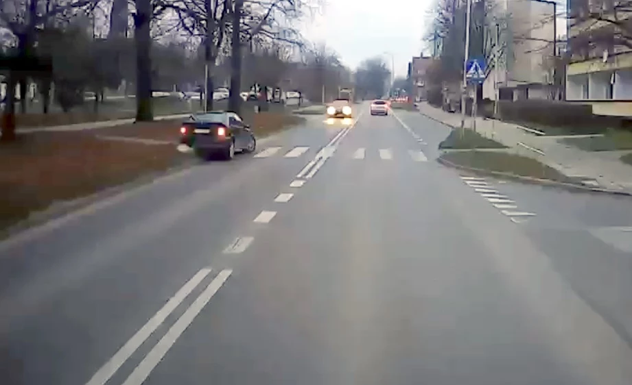 Pijany kierowca miał olbrzymie problemy z trafieniem w drogę