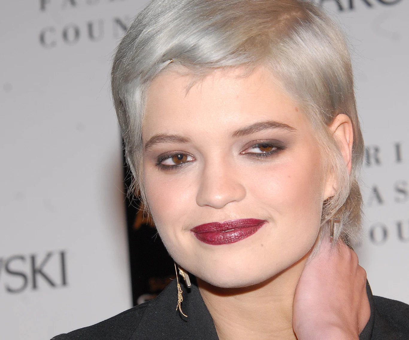 "Pixie ma naprawdę duży talent i zaskoczy wielu ludzi. Czasami gramy razem w jej domu. Ma świetne czucie muzyki i pisze bardzo dobre piosenki. Myślę, że jeszcze w tym roku je usłyszymy" – mówiła w 2010 roku jej przyjaciółka, Daisy Coburn.