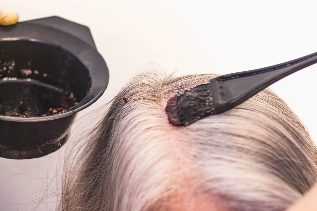 Wiele kobiet decyduje się na regularne farbowanie siwych włosów. Pomocna może się okazać... kawa