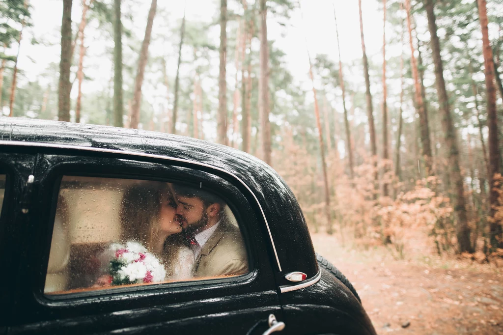 Deszcz i śnieg mogą być wspaniałym tłem ślubnej sesji fotograficznej