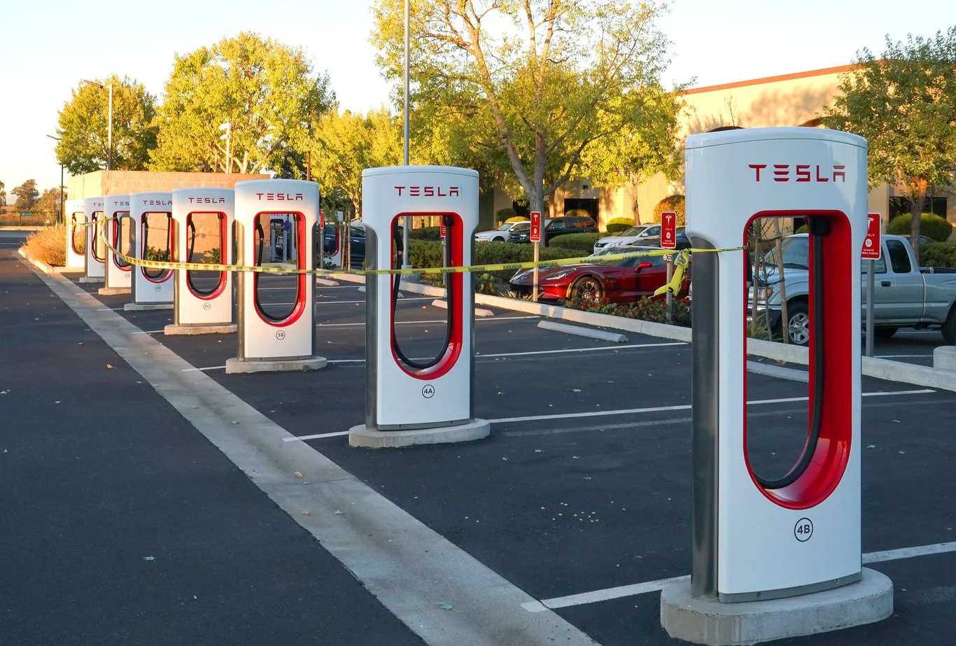 Tesla stale rozbudowuje sieć stacji ładowania, ale w sytuacjach kryzysowych jest ona wciąż zbyt mała