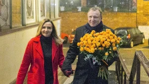 Jacek Kurski z żoną niosą kwiaty dla solenizantki