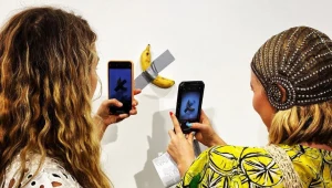 Instalacja Maurizio Cattelana składająca się z banana i kawałka szarej taśmy. 