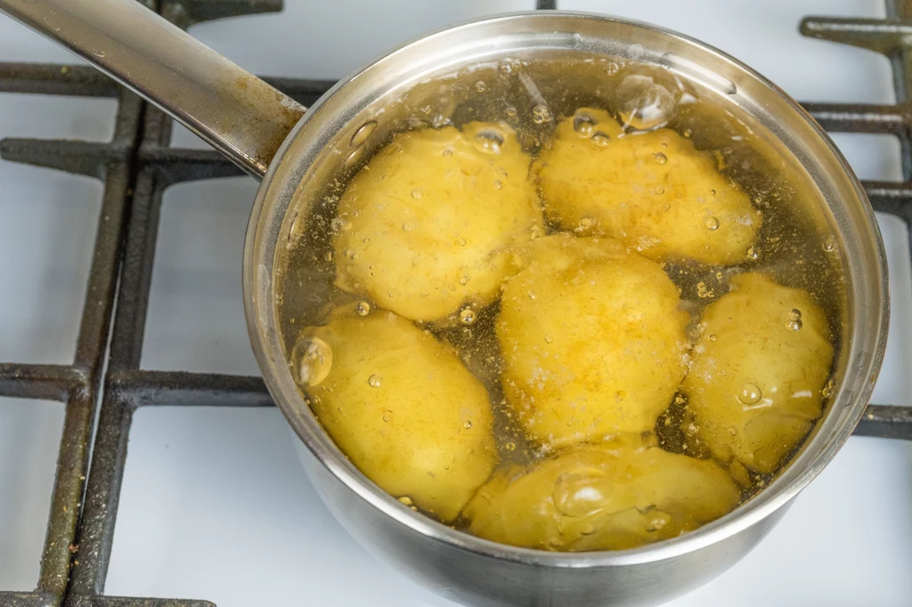Ugotowane ziemniaki sprawią, że naleśniki na krokiety nie będą pękać