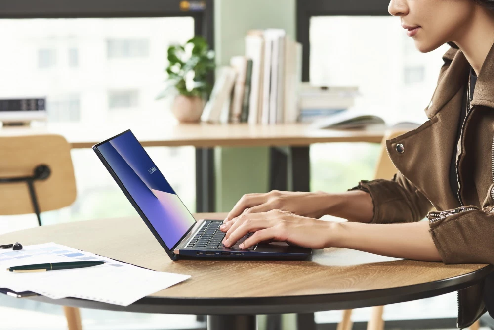 Wykonywanie codziennych zadań ułatwiają dziś użyteczne funkcje laptopów 