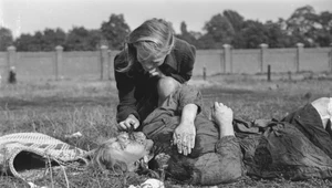 12-letnia Kazimiera Mika przy ciele swojej 14-letniej siostry na jednym z pół na obrzeżach Warszawy.  Anna zginęła podczas niemieckich nalotów 13.09.1939 roku. Wraz z sześcioma innymi kobietami wykopywała ziemniaki. Copyright: United States Holocaust Memorial Museum Collection, Gift of the Julien Bryan Archive