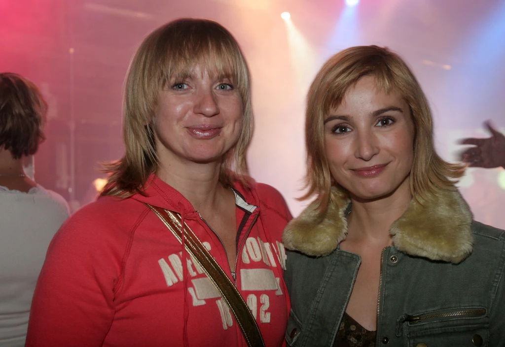 W 1997 roku, dołączyła do redakcji RMF FM. Pracowała też w Radiu Kolor i Radiu Złote Przeboje. W tym ostatnim do dziś w weekendy możemy słuchać jej rozmów ze znanymi – Rogalska od kuchni. Na zdjęciu: Marzena Rogalska z przyjaciółką, Joanną Brodzik, rok 2005. W 1997 roku, dołączyła do redakcji RMF FM. Pracowała też w Radiu Kolor i Radiu Złote Przeboje. W tym ostatnim do dziś w weekendy możemy słuchać jej rozmów ze znanymi – Rogalska od kuchni. Na zdjęciu: Marzena Rogalska z przyjaciółką, Joanną Brodzik, rok 2005.