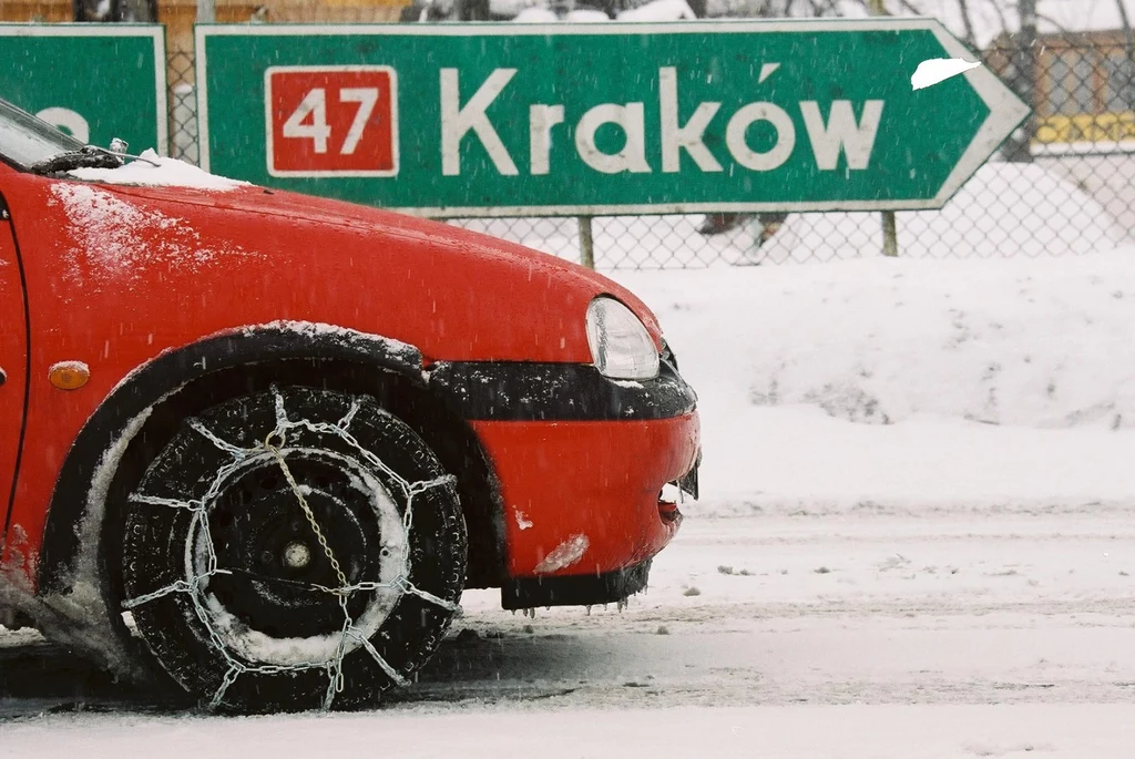 W Polsce można używać łańcuchów (na drogach zaśnieżonych), ale nie wolno kolców