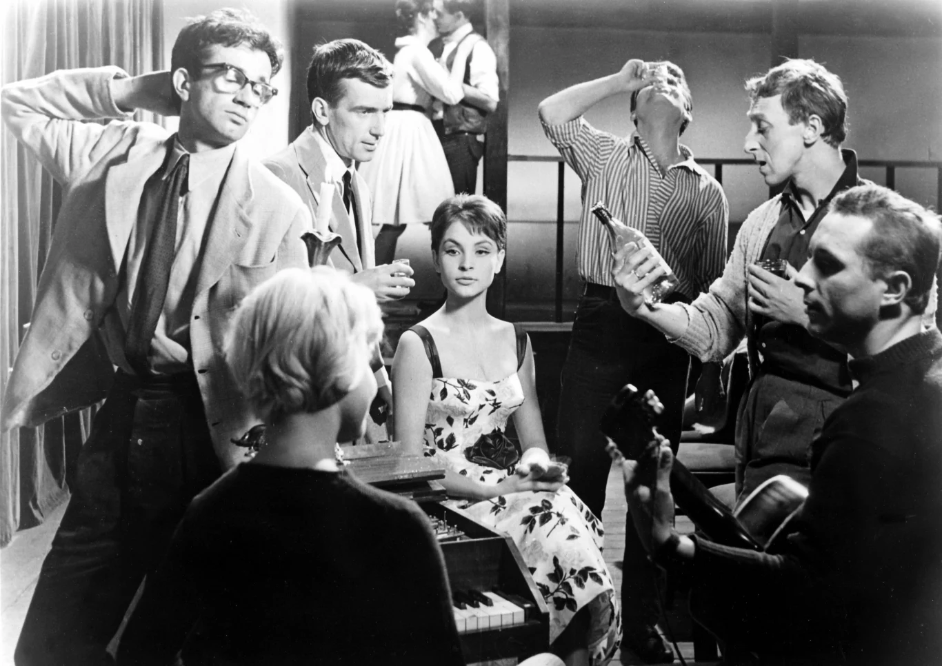 W filmie "Do widzenia, do jutra" Tuszyńska wcieliła się w postać Margueritte - uroczą Francuzkę, córkę francuskiego konsula, która zawraca w głowie romantycznemu studentowi, granemu przez Cybulskiego. Co prawda aktorka gra w tym filmie główną rolę, ale głosu jej bohaterce użyczyła żona Zygmunta Kałużyńskiego, Eleonora Griswold.

Na zdjęciu: Kadr z filmu "Do widzenia, do jutra"