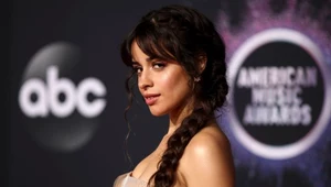 Camila Cabello w seksownych kozakach 