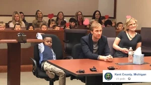 Pięciolatek zaprosił swoją klasę, żeby zobaczyła jego adopcję