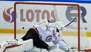 Bramkarz Lotosu PKH Gdańsk Mateusz Studziński podczas meczu 29. kolejki Ekstraligi hokeja na lodzie z GKS Tychy