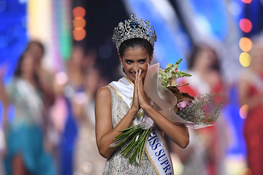 Miss z Tajlandii powiedziała także, że droga do korony nie była łatwa, ale podczas ostatnich dni spędzonych w Polsce świetnie się bawiła. Poznała tutaj wiele nowych przyjaciółek i liczy, że będą to znajomości zawarte na długi czas. - Uważam, że codziennie musimy się mierzyć z dużym wyzwaniem, jakim jest życzliwość względem siebie. Oceniamy ludzi po tym jak wyglądają, a nie zwracamy uwagi na to, co mają w środku - podkreśliła nowa Miss Supranational 2019. Miss Supranational 2019, Anntonia Porsild z Tajlandii Miss z Tajlandii powiedziała także, że droga do korony nie była łatwa, ale podczas ostatnich dni spędzonych w Polsce świetnie się bawiła. Poznała tutaj wiele nowych przyjaciółek i liczy, że będą to znajomości zawarte na długi czas. - Uważam, że codziennie musimy się mierzyć z dużym wyzwaniem, jakim jest życzliwość względem siebie. Oceniamy ludzi po tym jak wyglądają, a nie zwracamy uwagi na to, co mają w środku - podkreśliła nowa Miss Supranational 2019. Miss Supranational 2019, Anntonia Porsild z Tajlandii