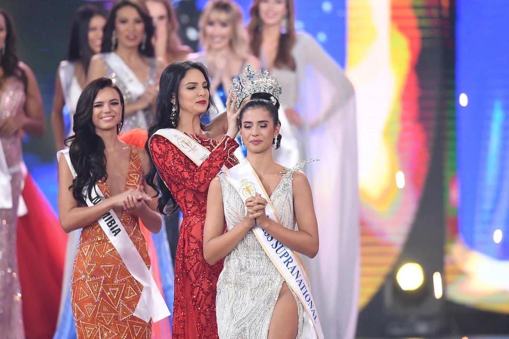 Konkurs piękności Miss Supranational odbywa się od 2009 roku. Pierwszą zwyciężczynią była Oksana Moria z Ukrainy. Panującą jeszcze do wczoraj pięknością była Valeria Vazguez z Portoryko. To ona przekazała koronę nowej Miss Supranational 2019, którą została Anntonia Porsild z Tajlandii. Oprócz tytułu i korony nowa królowa piękności otrzymała nagrody o wartości 50 tysięcy dolarów. Konkurs piękności Miss Supranational odbywa się od 2009 roku. Pierwszą zwyciężczynią była Oksana Moria z Ukrainy. Panującą jeszcze do wczoraj pięknością była Valeria Vazguez z Portoryko. To ona przekazała koronę nowej Miss Supranational 2019, którą została Anntonia Porsild z Tajlandii. Oprócz tytułu i korony nowa królowa piękności otrzymała nagrody o wartości 50 tysięcy dolarów.