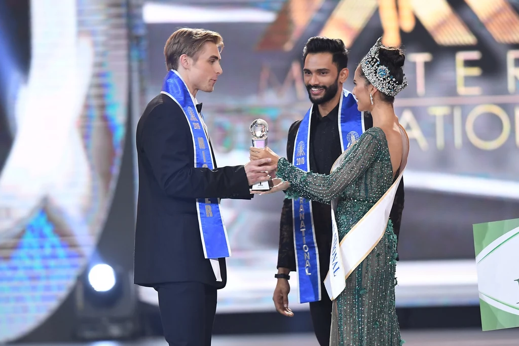 Tytuł Mister Supranational 2019, czyli najprzystojniejszego mężczyzny świata, w tym roku powędrował do Nate'a Crnkovicha, który reprezentował USA. Tytuł Mister Supranational 2019, czyli najprzystojniejszego mężczyzny świata, w tym roku powędrował do Nate'a Crnkovicha, który reprezentował USA.