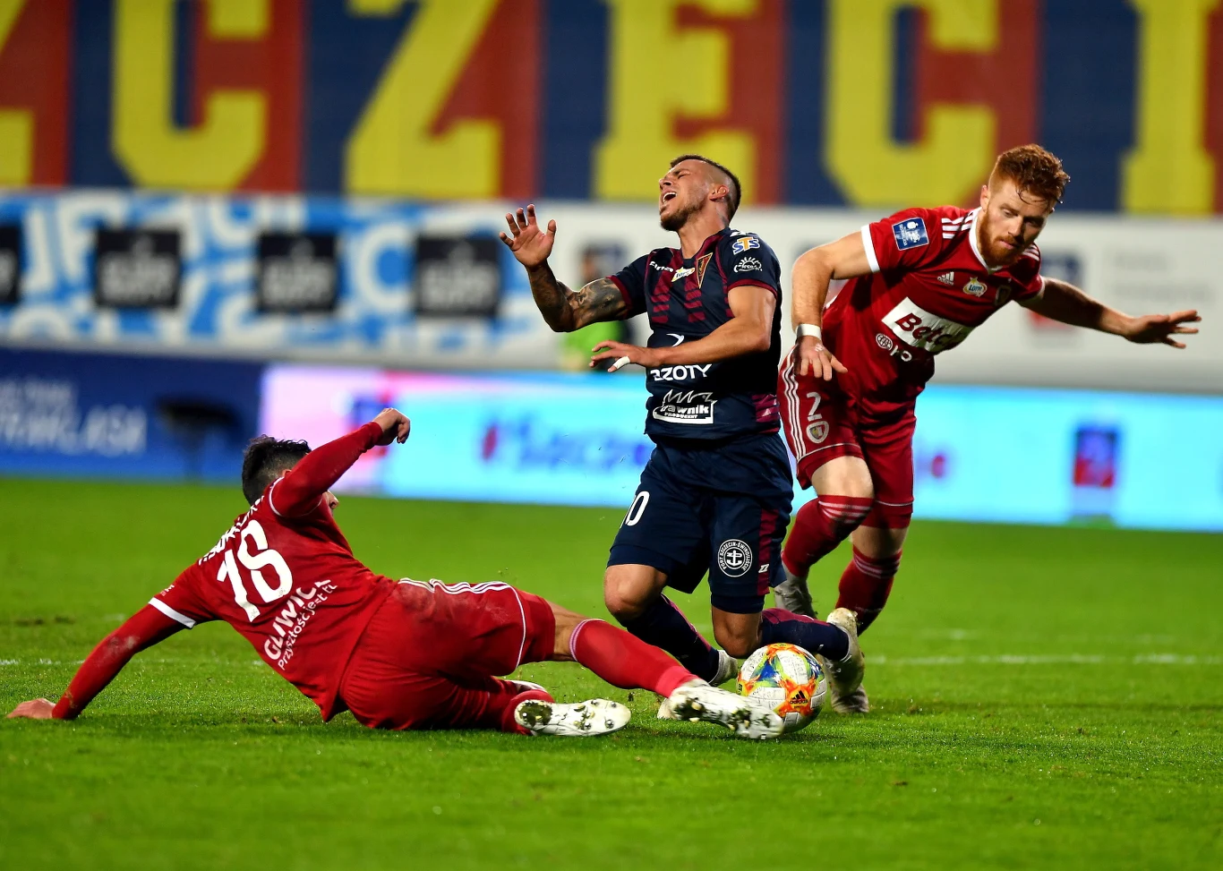 Piłkarz Pogoni Szczecin Srdan Spiridonović (C) oraz Patryk Sokolowski (L) i Mikkel Kirkeskov (P) z Piasta Gliwice Piłkarz Pogoni Szczecin Srdan Spiridonović (C) oraz Patryk Sokolowski (L) i Mikkel Kirkeskov (P) z Piasta Gliwice