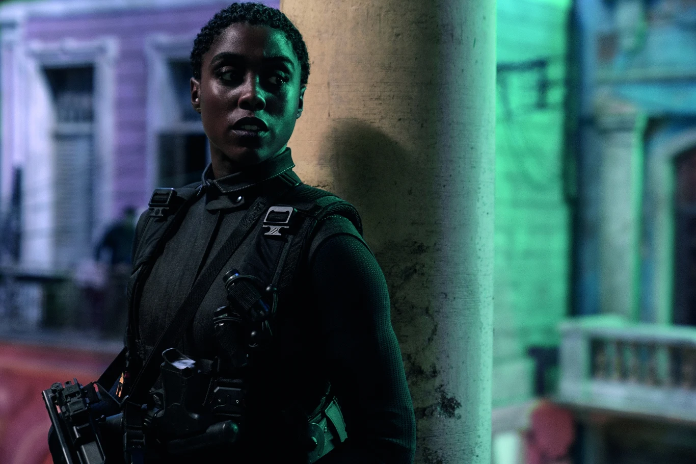 Lashana Lynch w scenie z filmu "Nie czas umierać"