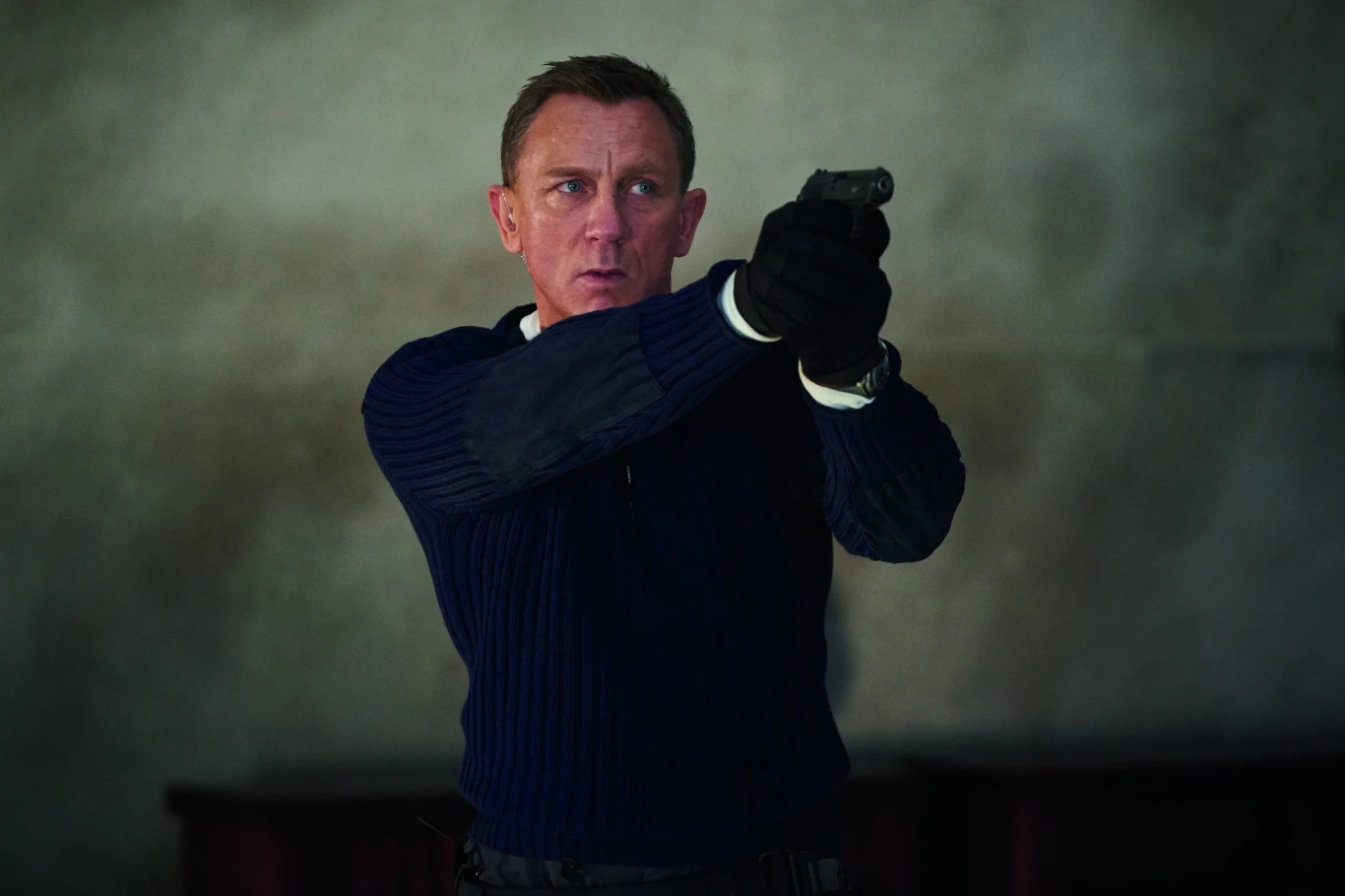 Daniel Craig w scenie z filmu "Nie czas umierać"
