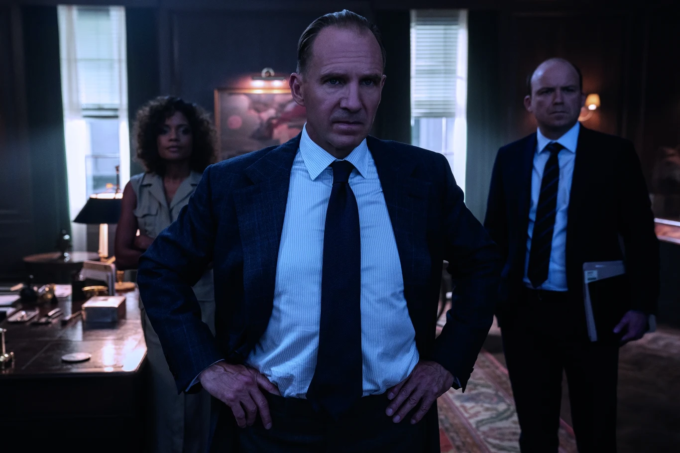 Naomie Harris, Ralph Fiennes i Rory Kinnear w scenie z filmu "Nie czas umierać"