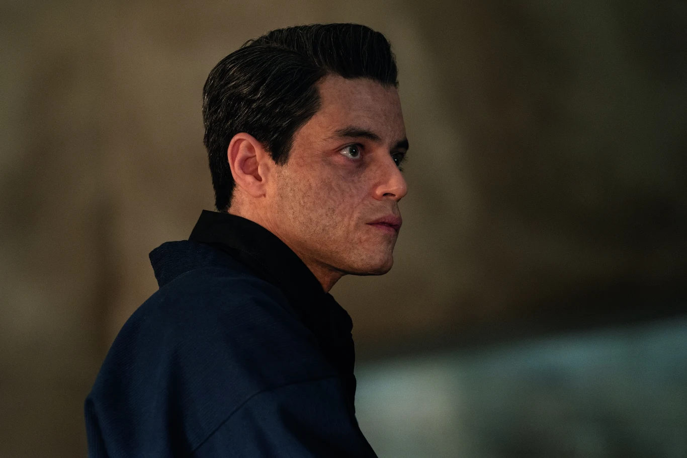 Rami Malek w scenie z filmu "Nie czas umierać"