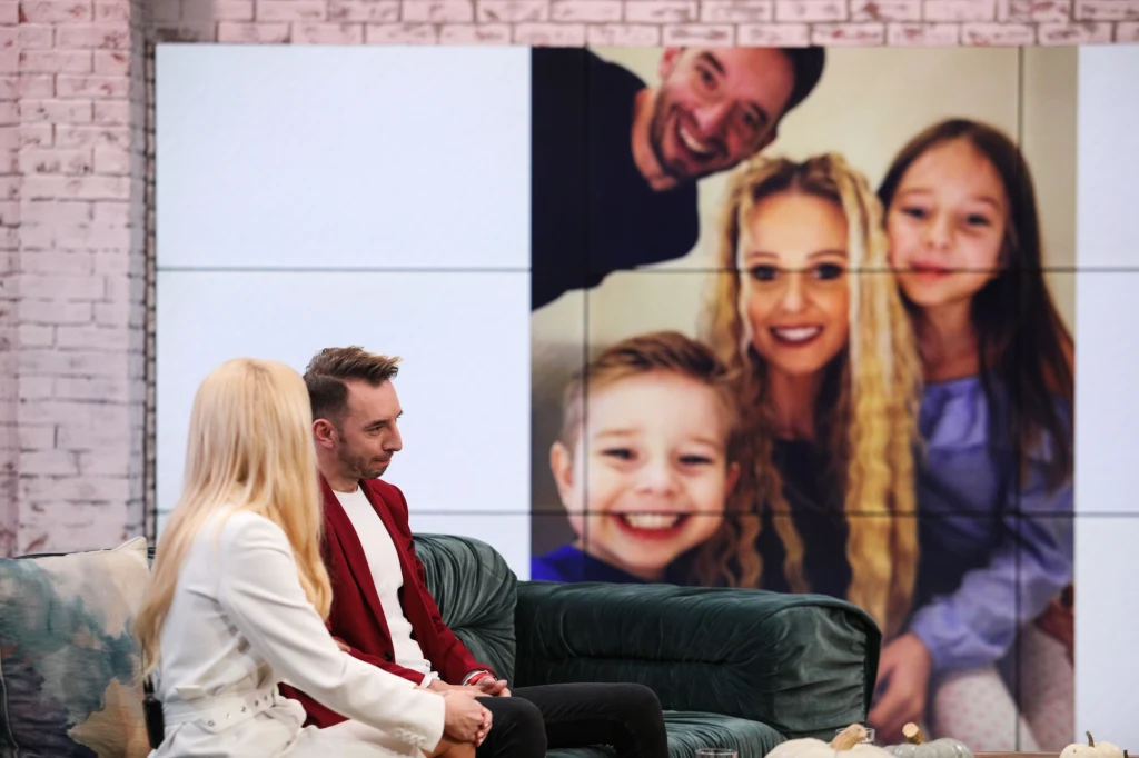 Adam Konkol z żoną, w tle rodzinne zdjęcie