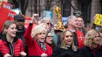 Wszystkie trzy gwiazdy zgodnie protestowały obok siebie.  

Wraz z nimi były tam tłumy ludzi o podobnych zapatrywaniach na kwestię zmian klimatycznych. 