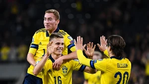 Reprezentant Szwecji Mattias Svanberg celebruje bramkę z kolegami z drużyny: Dejanem Kulusevskim (z lewej) i Kristofferem Olssonem (z prawej)