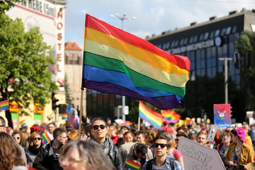 "Rz": Polacy przeciwni adopcji dzieci przez pary homoseksualne