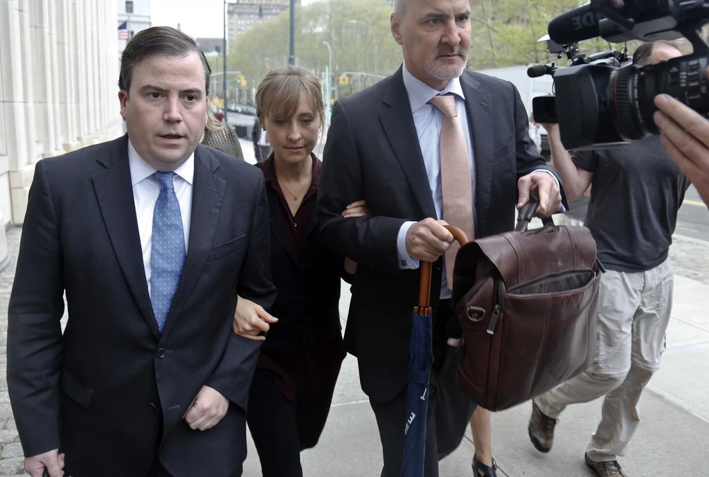Kobiety należące do sekty musiały pracować i spełniać seksualne zachcianki jej lidera - Keitha Raniere’a. Allison Mack miała przede wszystkim pomagać mu pozyskiwać nowe członkinie (również w show-biznesie). Osoby należące do sekty były wykorzystywane także finansowo. Płaciły bowiem za awanse w hierarchii grupy. Kobiety należące do sekty musiały pracować i spełniać seksualne zachcianki jej lidera - Keitha Raniere’a. Allison Mack miała przede wszystkim pomagać mu pozyskiwać nowe członkinie (również w show-biznesie). Osoby należące do sekty były wykorzystywane także finansowo. Płaciły bowiem za awanse w hierarchii grupy.
