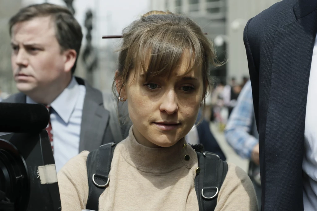 Allison Mack Aktorka znana z "Tajemnic Smallville" należała do nowojorskiej sekty "Nxvim". Gwiazda przyznała się nawet do tego, że werbowała do niej inne kobiety i groziła im. Organizacja miała rzekomo pomagać jej członkom w rozwoju osobistym. Jednak rzeczywistość okazała się zupełnie inna. Allison Mack Aktorka znana z "Tajemnic Smallville" należała do nowojorskiej sekty "Nxvim". Gwiazda przyznała się nawet do tego, że werbowała do niej inne kobiety i groziła im. Organizacja miała rzekomo pomagać jej członkom w rozwoju osobistym. Jednak rzeczywistość okazała się zupełnie inna.