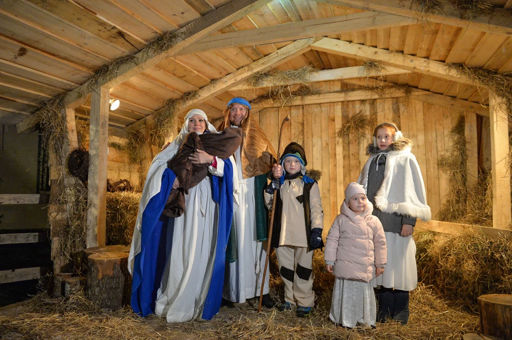 U franciszkanów w Krakowie Tutejsi franciszkanie urządzają w Święta przed swoim kościołem znaną w całej Polsce żywą szopkę. Towarzyszą jej dodatkowe wydarzenia artystyczne, takie jak jasełka i koncerty kolęd. U franciszkanów w Krakowie Tutejsi franciszkanie urządzają w Święta przed swoim kościołem znaną w całej Polsce żywą szopkę. Towarzyszą jej dodatkowe wydarzenia artystyczne, takie jak jasełka i koncerty kolęd.