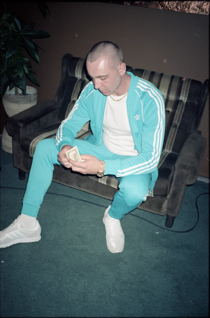 W filmie "Jak zostałem gangsterem. Historia prawdziwa" główną rolę gra Marcin Kowalczyk ("Jesteś  Bogiem", "Hardkor Disco"). Partneruje mu Tomasz Włosok ("Diablo. Wyścig o wszystko"), który gra Waldena, jego najbliższego przyjaciela.