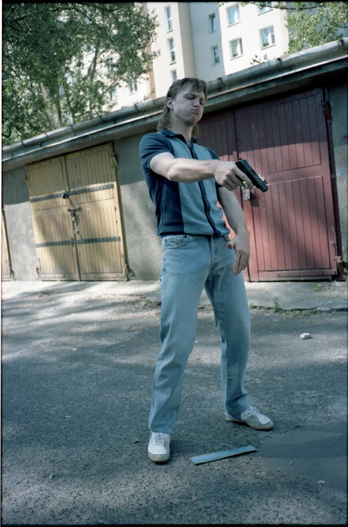 "Na początku miałem problem z tym, żeby zobaczyć siebie w roli gangstera, szczególnie że daleko mi do wizerunku kogoś, kto może wzbudzać strach. Jednak Maciej Kawulski tłumaczył nam, że ci najsilniejsi gangsterzy to nie byli ci, którzy spuszczali łomot innym, tylko ci, którzy nie bali się tego łomotu dostawać i zawsze wstawali. Byli bezwzględni, brutalni, nie wahali się sięgnąć po broń. To byli zwykli młodzi mężczyźni, których na ulicy raczej by się nikt nie przestraszył" - dodał aktor.