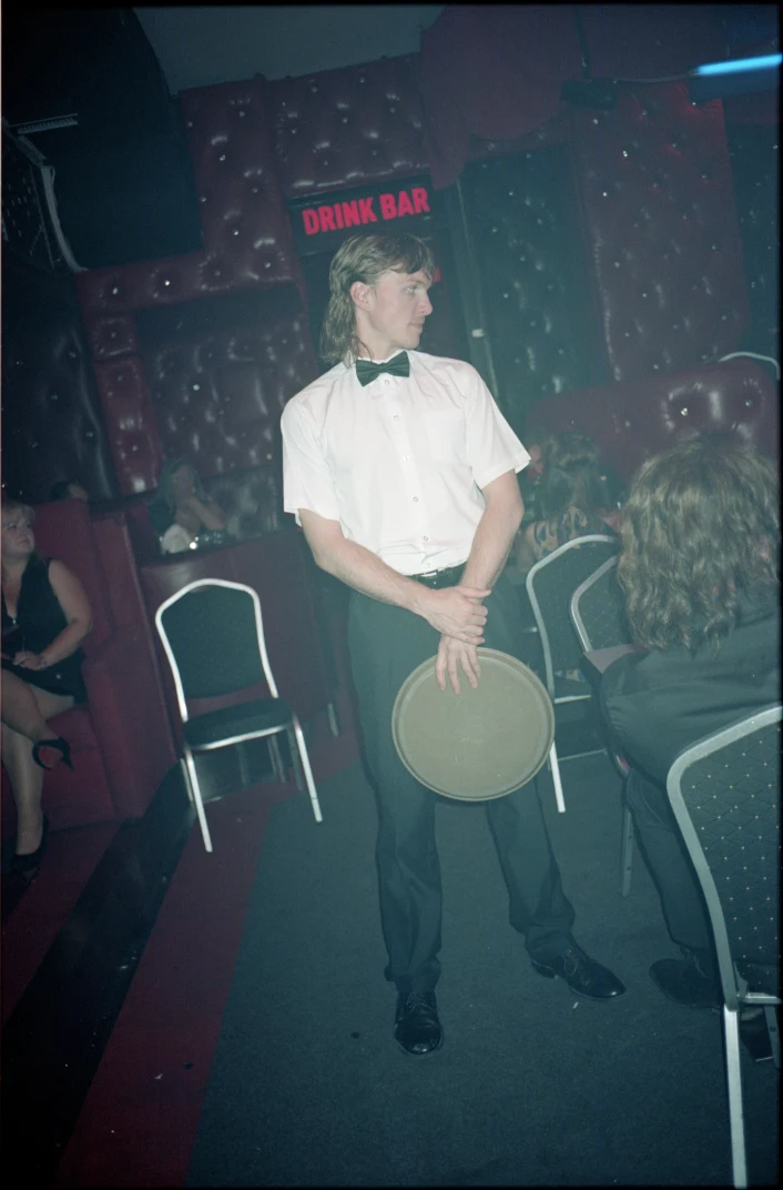 "Oglądałem 'Alfabet mafii', jak byłem w gimnazjum, i pamiętam tylko, że 'tam, gdzie kończą się reguły, to zaczyna się Pruszków'. Pamiętam, jak w kwiecistej koszuli 'Pershing' tańczył na jakiejś dyskotece. I taką miałem wizję tej polskiej mafii, tych lat 90., tego przepychu, tych kolorowych koszul -  właśnie tej kwiecistej bezwzględności. I tak ją sobie wyobrażałem" - wspominał Tomasz Włosok, filmowy Walden.