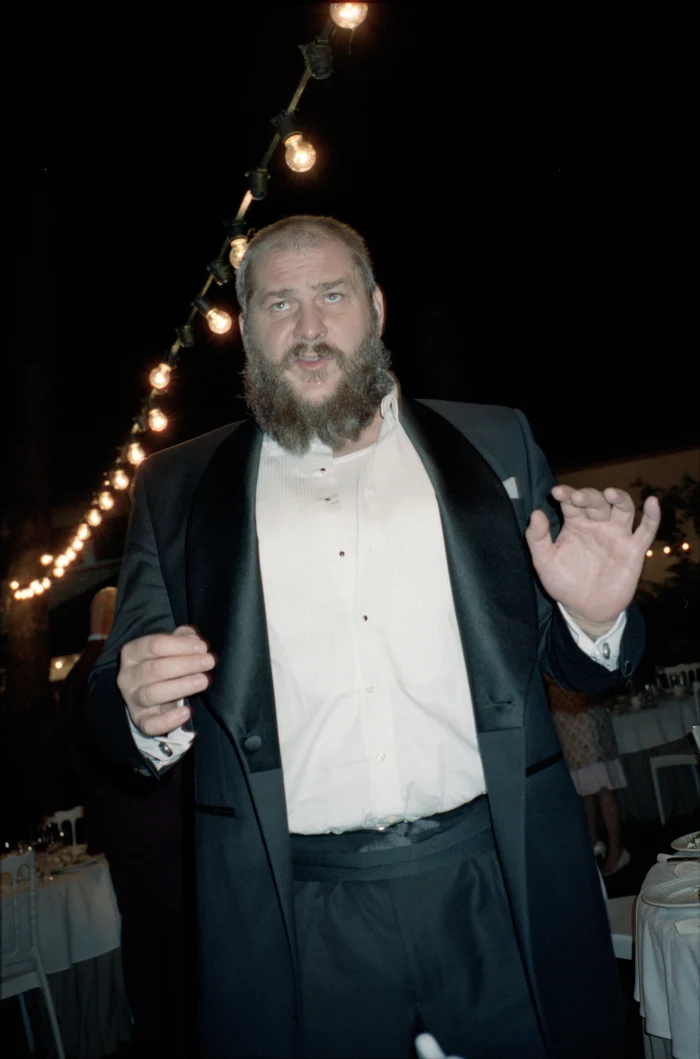 "Na prośbę bohatera, z szacunku do zmarłych i dla bezpieczeństwa tych, którzy ciągle żyją, pewne wątki zostały w sposób subtelny, nieznaczący dla treści, zmienione. Ten film opowiada o życiu prawdziwego z krwi i kości człowieka, osadzonego w strukturach i wątkach, które miały miejsce w świecie, który wszyscy jeszcze pamiętamy" - powiedział Kawulski.