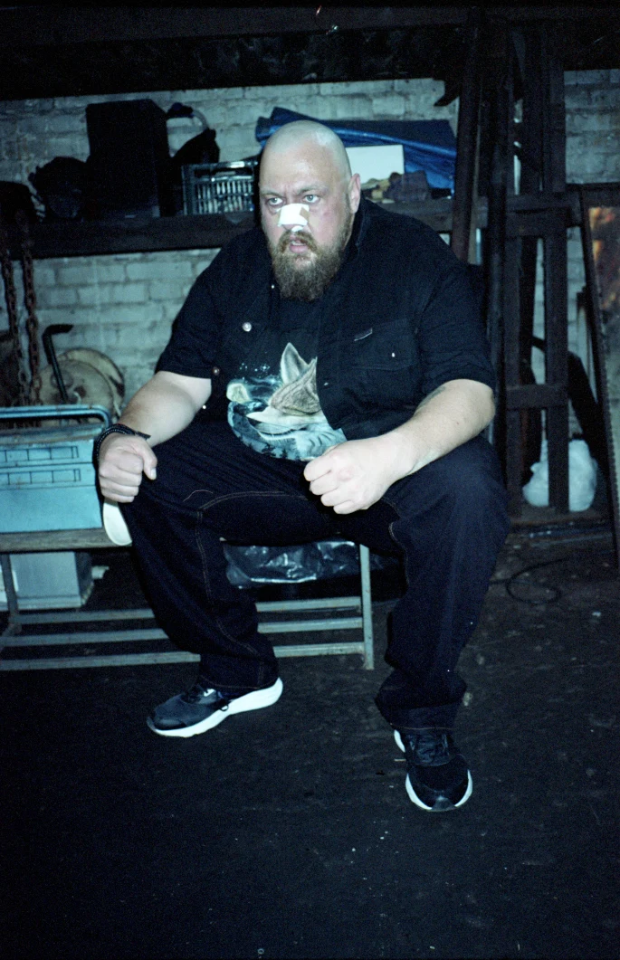 "Dostałem tekst scenariusza i zrozumiałem, że po raz pierwszy w polskim kinie życie gangstera zostało opowiedziane, a nie było luźną interpretacją czy inspiracją. I to nie przez ludzi, którzy mówią, że znali, byli, widzieli, ale przez niego samego. Nie miałem wątpliwości, że chcę nakręcić ten film. To przepiękna opowieść o miłości i przyjaźni okrutnego człowieka, któremu możemy przyjrzeć się w ciągu 40 lat życia" - przyznał Maciej Kawulski.