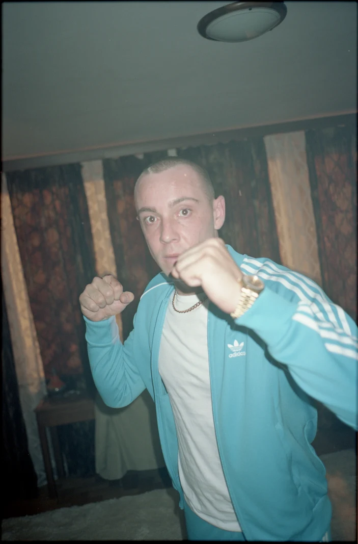 "Jak zostałem gangsterem. Historia prawdziwa" to film o przyjaźni i miłości w czasach, w których pozwolenie sobie na emocje może okazać się tragiczne w skutkach. W życiu Bohatera liczą się tylko dwie osoby - najbliższy przyjaciel i ukochana kobieta, a światem jego interesów rządzi przemoc. 