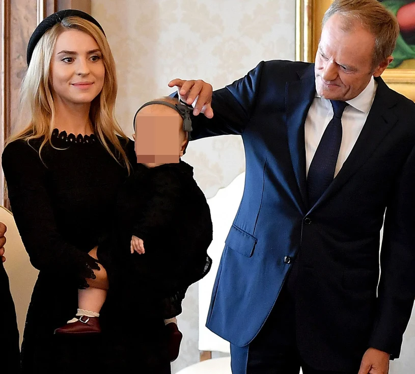 Kasia Tusk z córką i Donaldem Tuskiem na audiencji u papieża Kasia Tusk z córką i Donaldem Tuskiem na audiencji u papieża