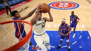 Giannis Antetokounmpo (z piłką)