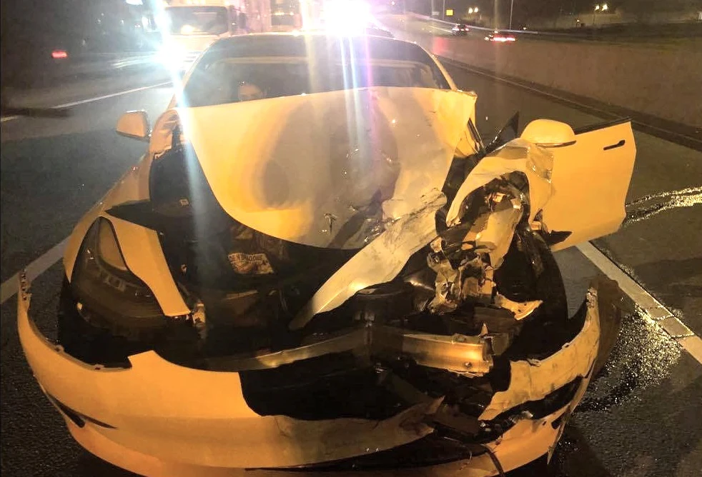 Tak wyglądała Tesla po wypadku Tak wyglądała Tesla po wypadku