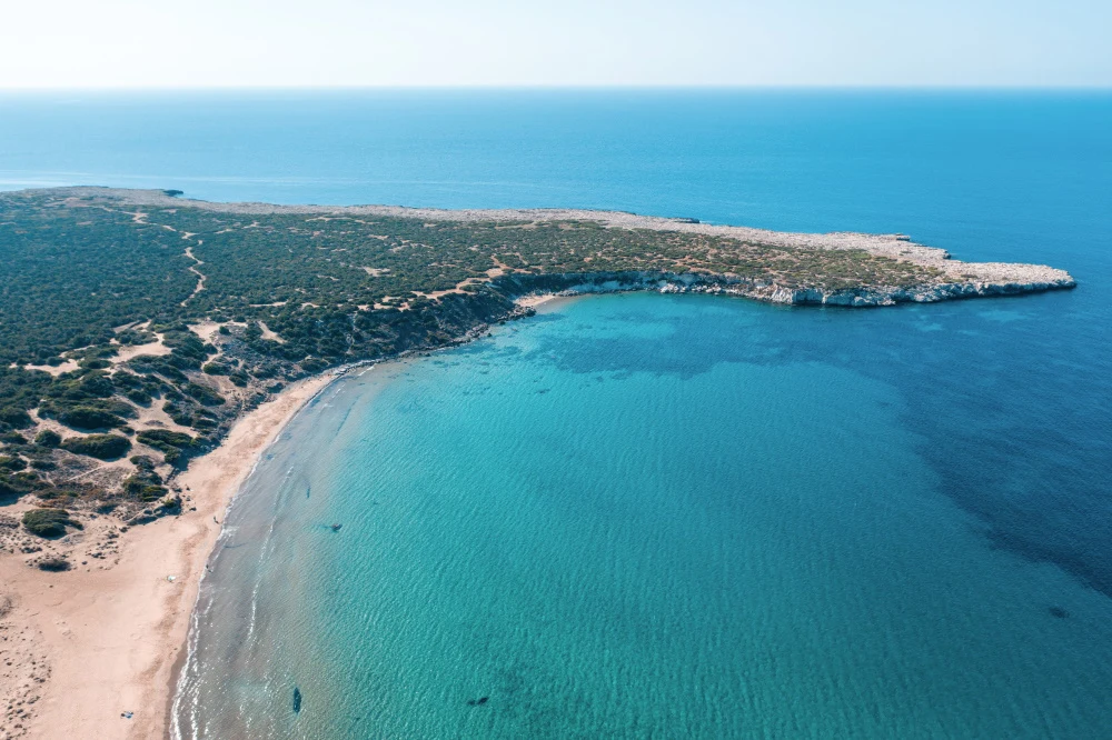 Na cypryjskim wybrzeżu nie brakuje pięknych plaż. Po sezonie wciąż jest tam na tyle ciepło, że można się opalać Na cypryjskim wybrzeżu nie brakuje pięknych plaż. Po sezonie wciąż jest tam na tyle ciepło, że można się opalać
