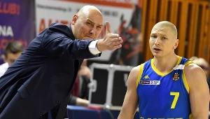 Koszykarz Asseco Arki Gdynia Krzysztof Szubarga i trener Przemysław Frasunkiewicz
