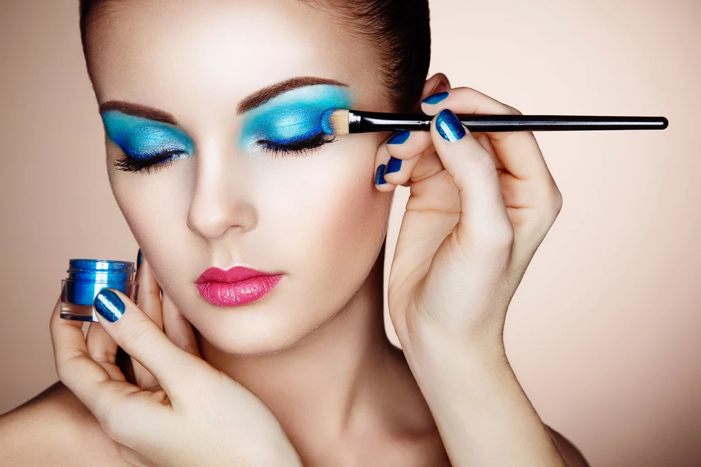 Niebieski w makijażu to kolor odważny, który przynosi sukces" - zwiastują wizażyści