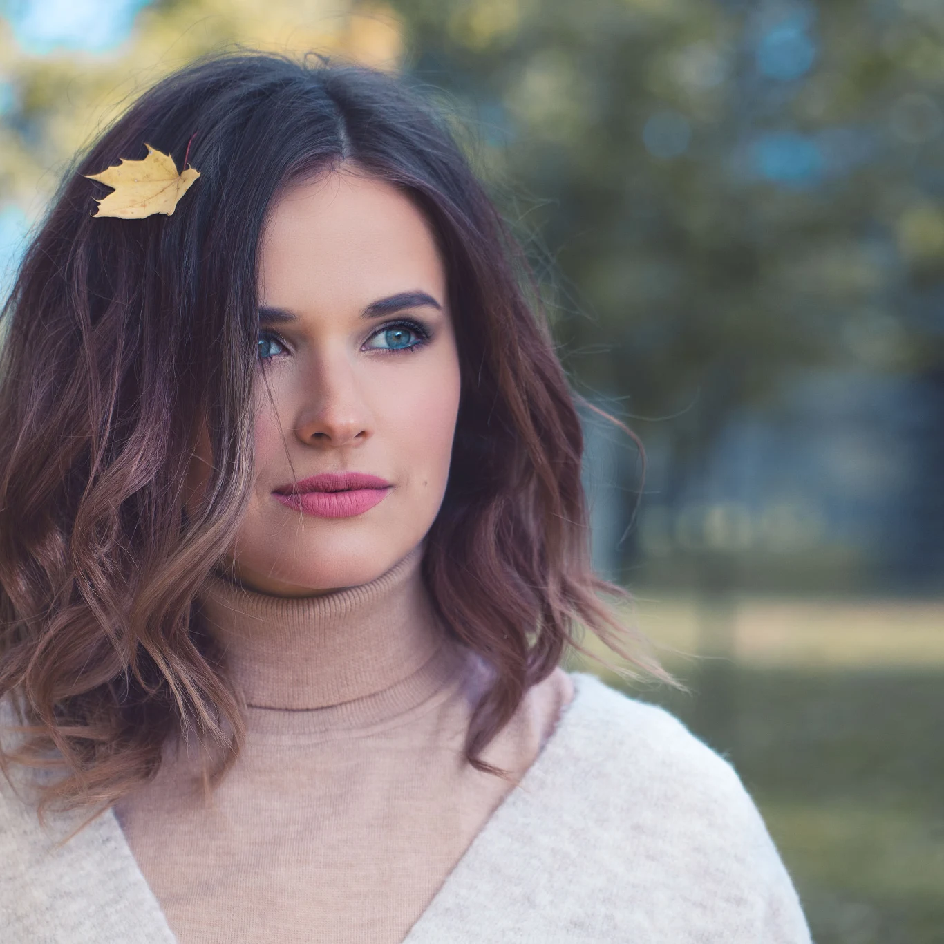 Tej jesieni i zimy fryzjerzy lansują też tzw. cool girl bob, czyli lekko niedbałą wersję tej fryzury. Tej jesieni i zimy fryzjerzy lansują też tzw. cool girl bob, czyli lekko niedbałą wersję tej fryzury.