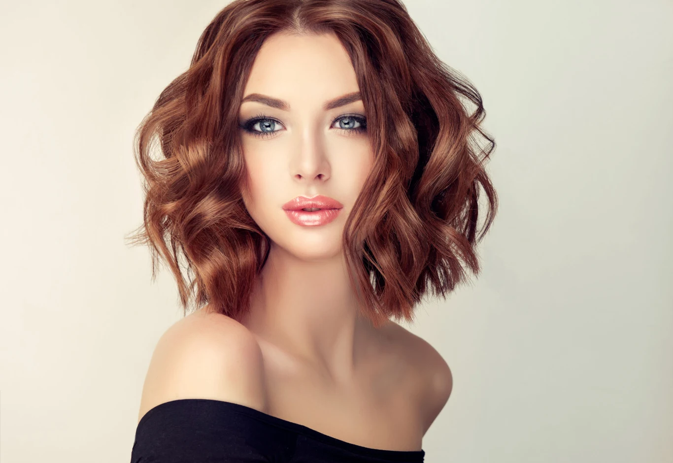 Hitem tego roku jest tzw. collarbone bob, czyli nieco dłuższa wersja z włosami sięgającymi do obojczyków. Hitem tego roku jest tzw. collarbone bob, czyli nieco dłuższa wersja z włosami sięgającymi do obojczyków.