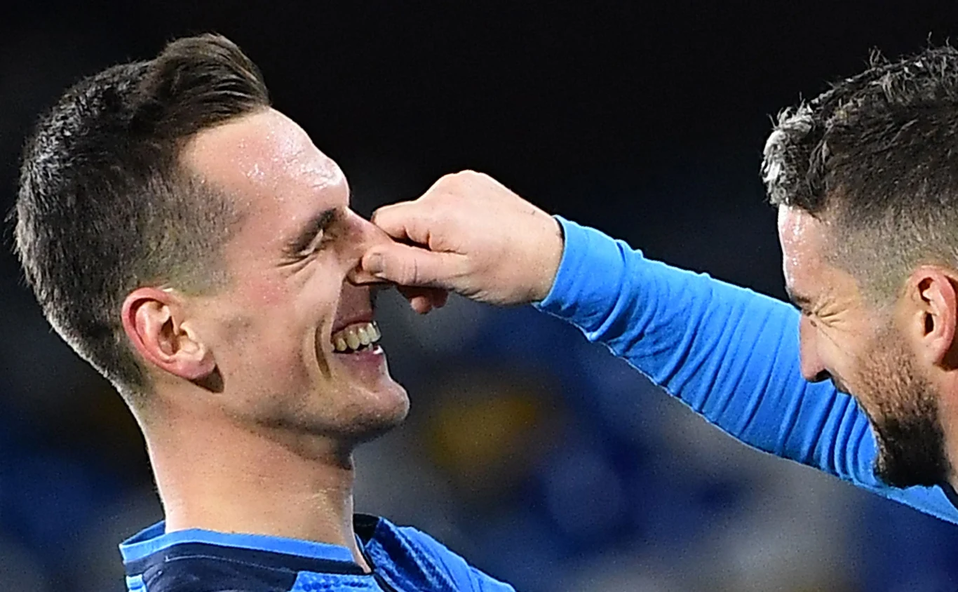 Dries Mertens (z prawej) żartuje z Arkadiuszem Milikiem
